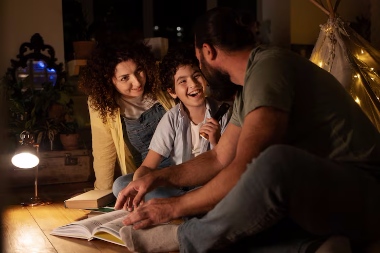 Familia feliz en sala iluminada